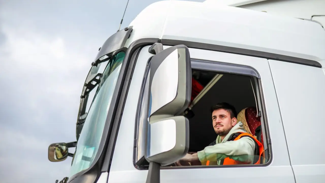 Un joven camionero ya empleado